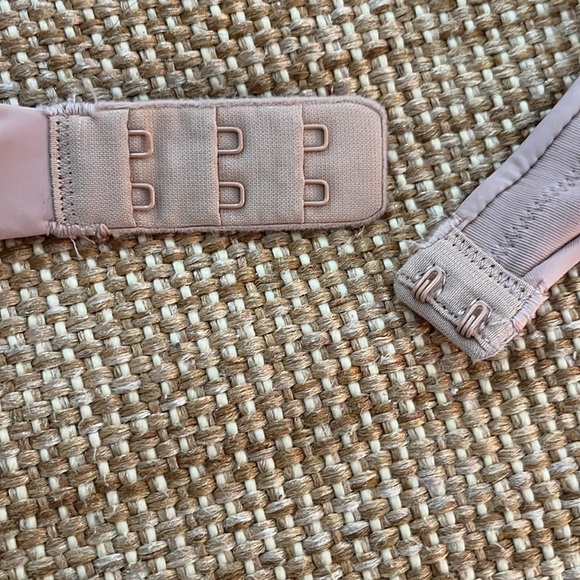 Victoria’s Secret Padded Plunge Push-Up Bra Size 32DD - Picture 3 of 6